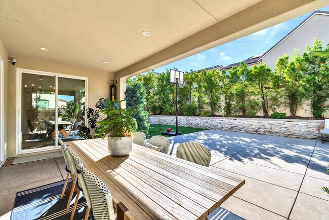 Building Photo - Light and bright 4 bedroom 3 bath beauty i...