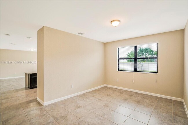 Building Photo - 2637 SE 1st St