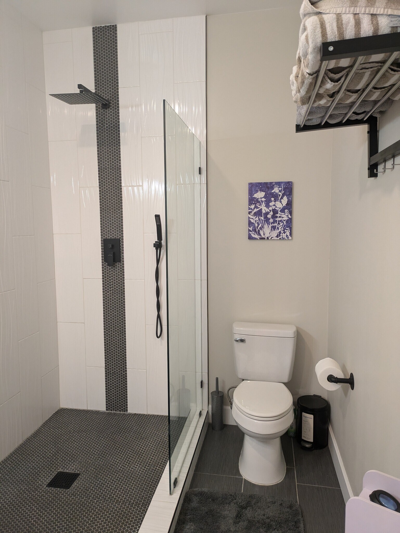 Apartment bathroom - 8879 E Friess Dr