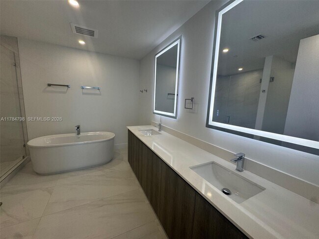 Building Photo - 17550 Collins Ave