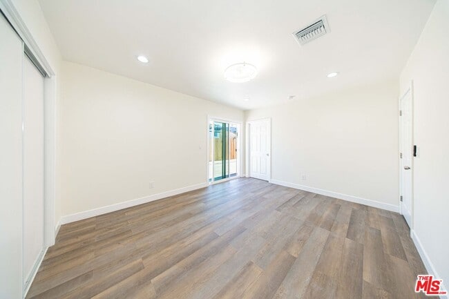 Building Photo - 8430 Glenoaks Blvd