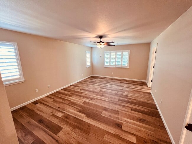 Building Photo - Stunning 5 bedroom W/Bed & Full Bath on Main Floor