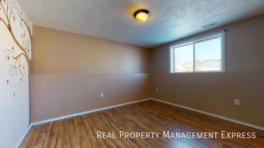 Building Photo - Spacious 4 Bedroom 2 Bath Home with attach...
