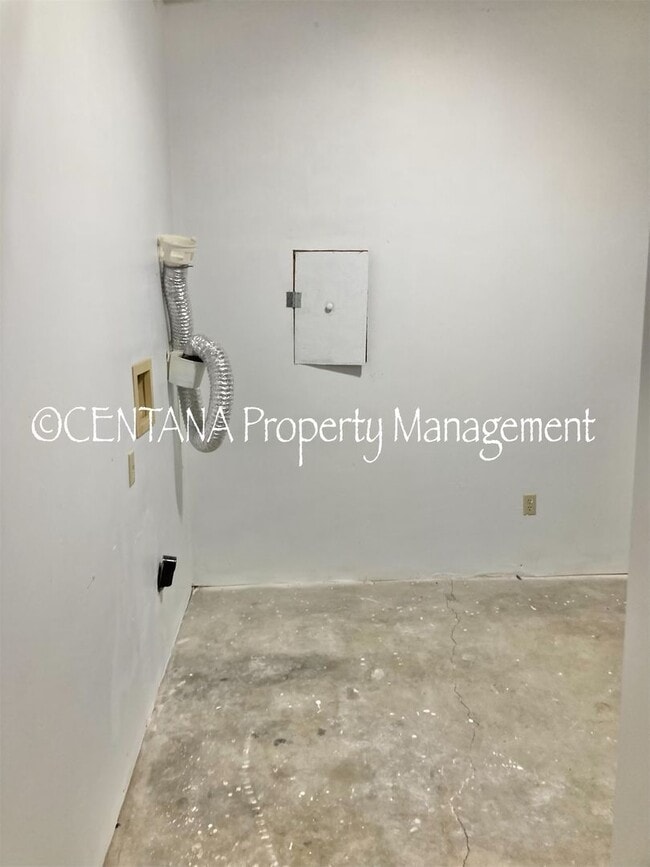 Building Photo - Large home with a huge yard on the West si...