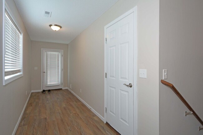 Building Photo - Newly Updated Townhouse Available Now in Monticello!