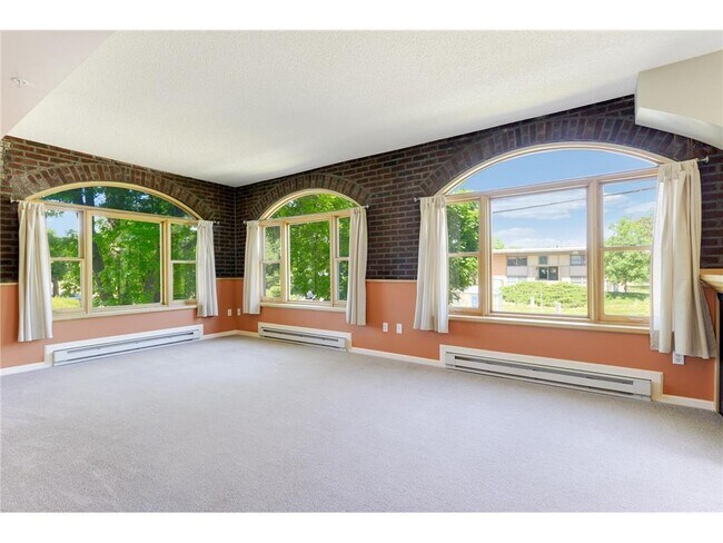 Building Photo - 2040 Como Ave