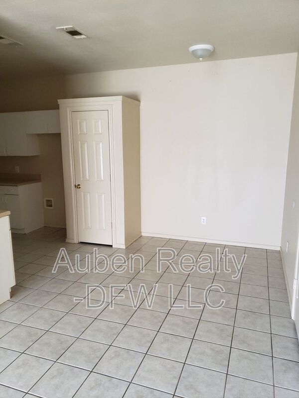 Building Photo - 114 Honey Bee Dr