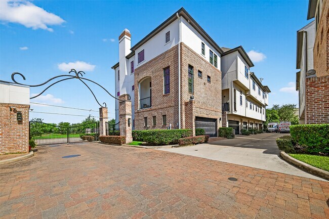 Building Photo - 9413 Fannin St