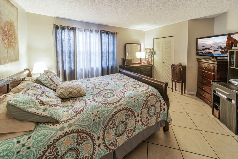 Building Photo - 9705 Fontainebleau Blvd