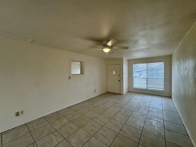 Building Photo - 1104 W Siesta Dr