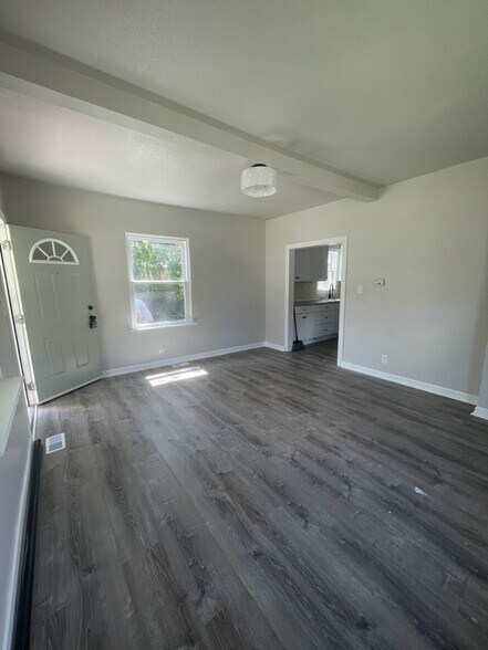 Building Photo - 1325 S Palisade St