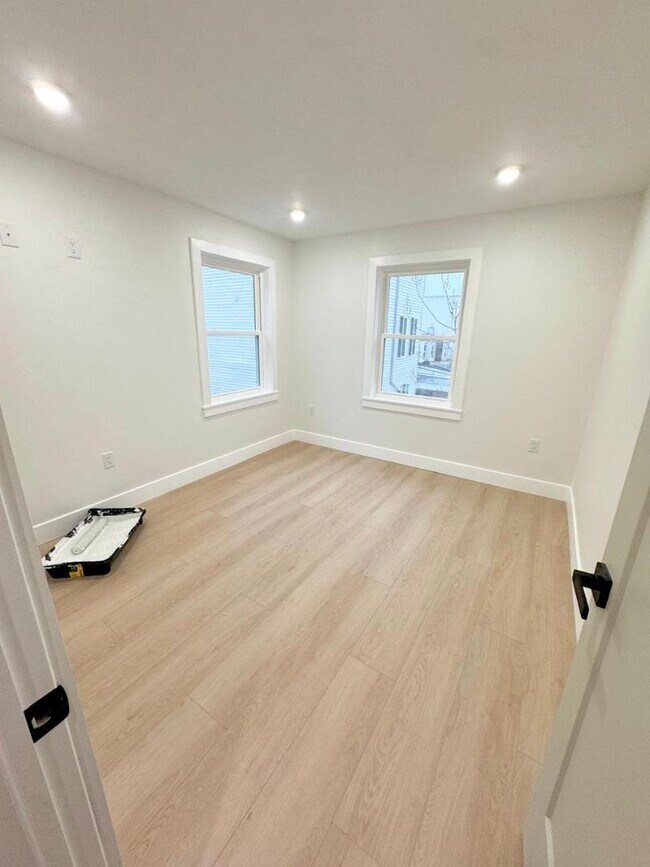 Building Photo - 116 E Huntingdon St