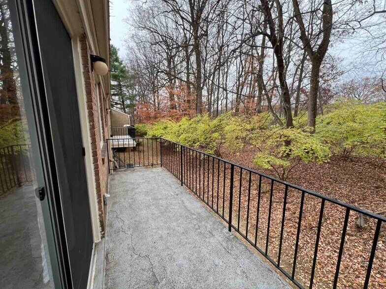 Building Photo - 10600 Kenilworth Ave