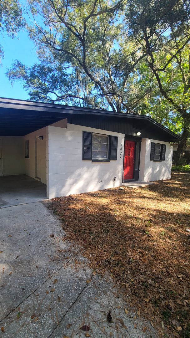 Building Photo - Fully Renovated 3/1 with huge fenced-in ba...