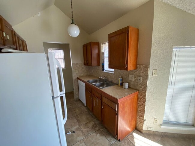 Building Photo - EASTSIDE DUPLEX FOR RENT
