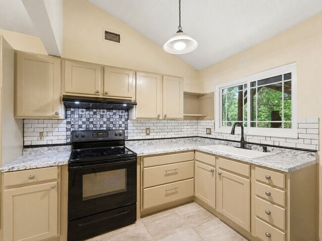 Building Photo - 1114 Churing Dr