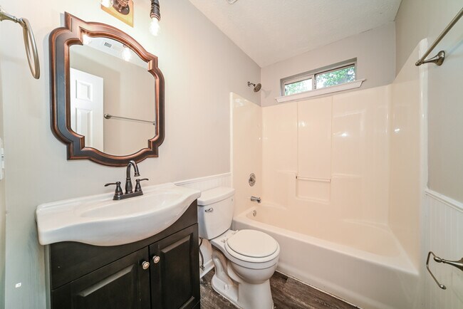 Building Photo - Fantastic 3bd/2ba home! Let yourself in!