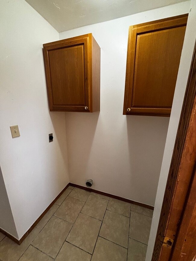 Building Photo - Adorable and spacious 2br 1ba apartment