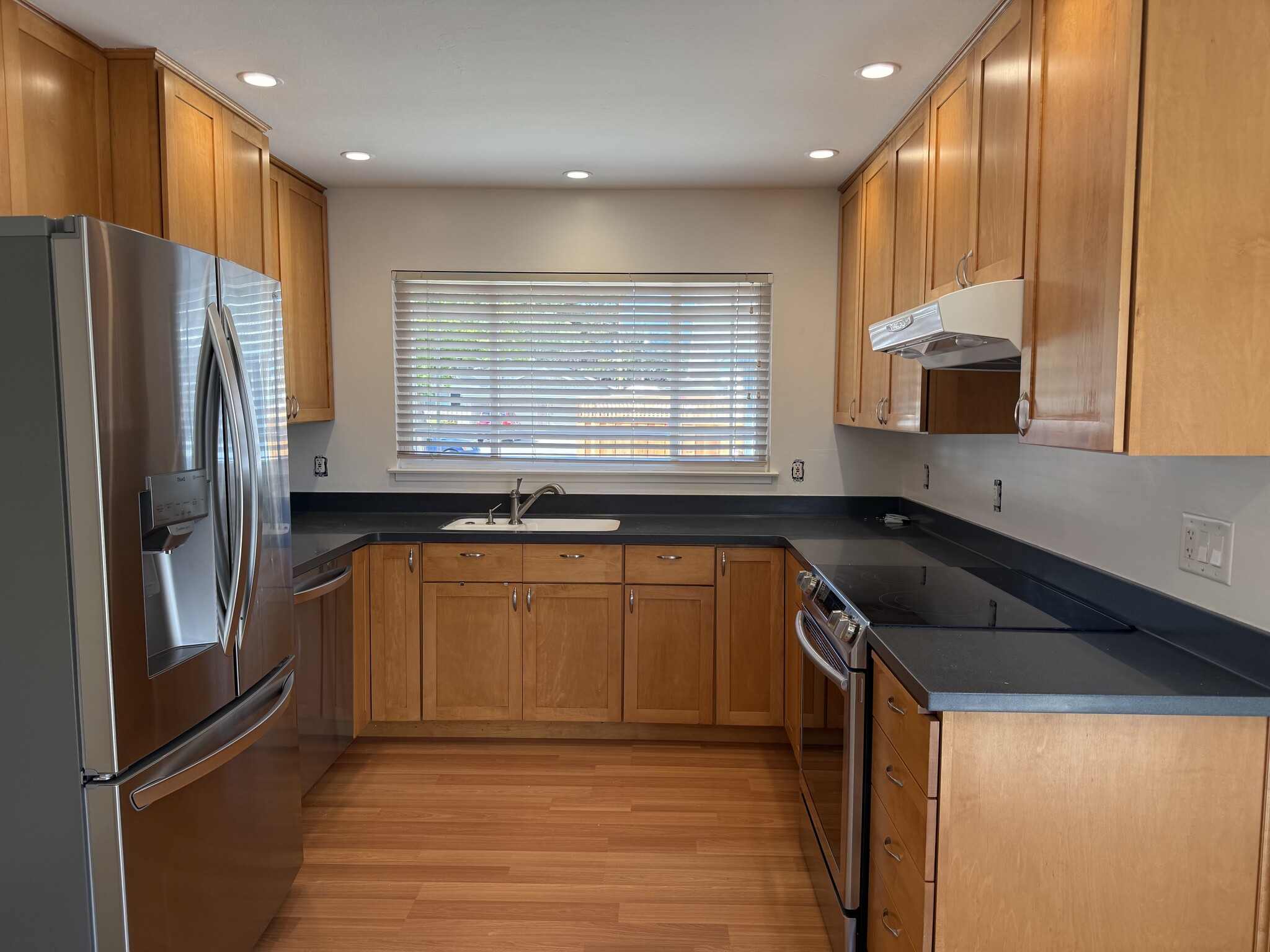 Building Photo - 1153 Sanchez Way
