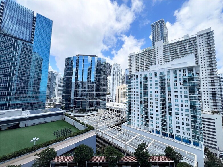 Building Photo - 1300 Brickell Bay Dr