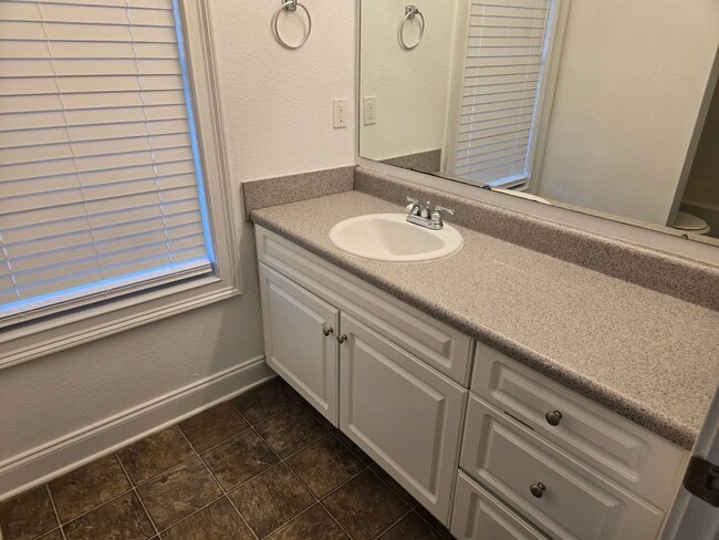 Building Photo - 802 W Longleaf Dr
