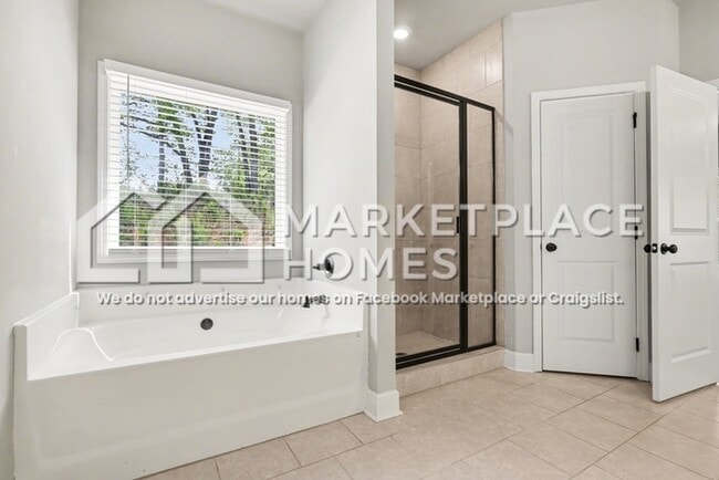 Building Photo - 90 Hawthorn Ln