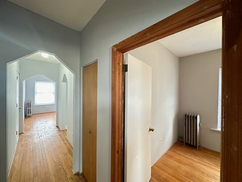 Building Photo - 1212 W Thorndale Ave