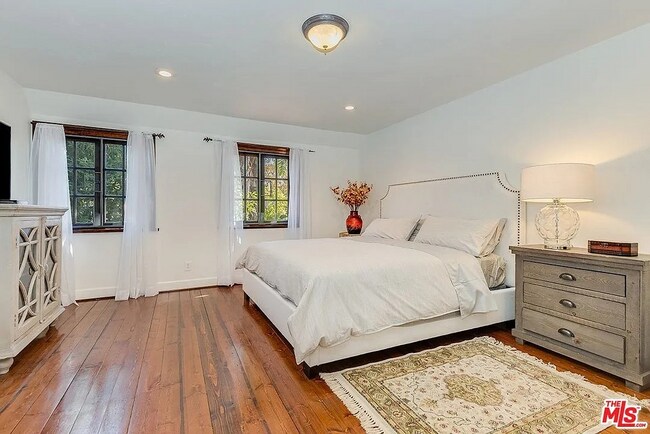 Building Photo - 835 N Sycamore Ave