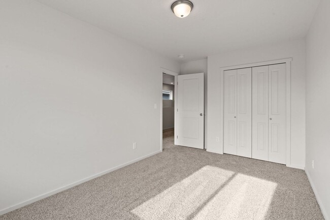 Building Photo - 4800-4802 E Fairview Ave