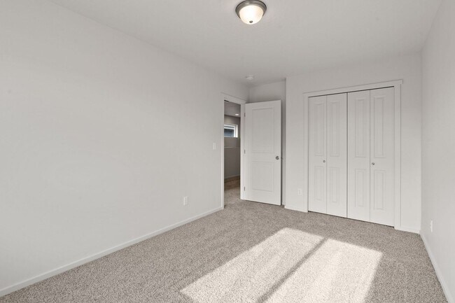 Building Photo - 4804-4806 E Fairview Ave