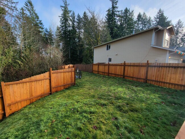 Building Photo - Spacious and Beautiful 4 bedroom in conven...