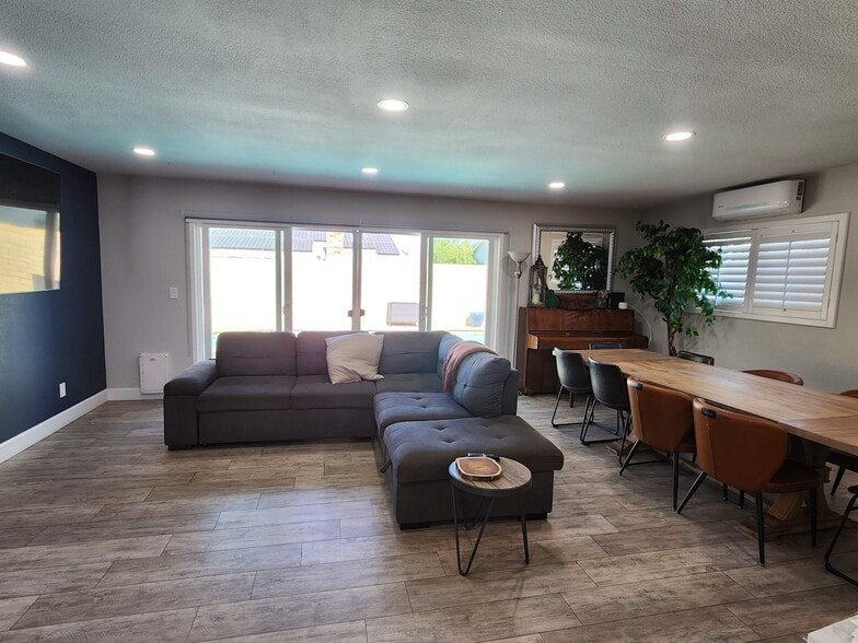 Building Photo - 3207 E Juniper Ave