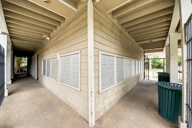 Building Photo - 2100 Tanglewilde St