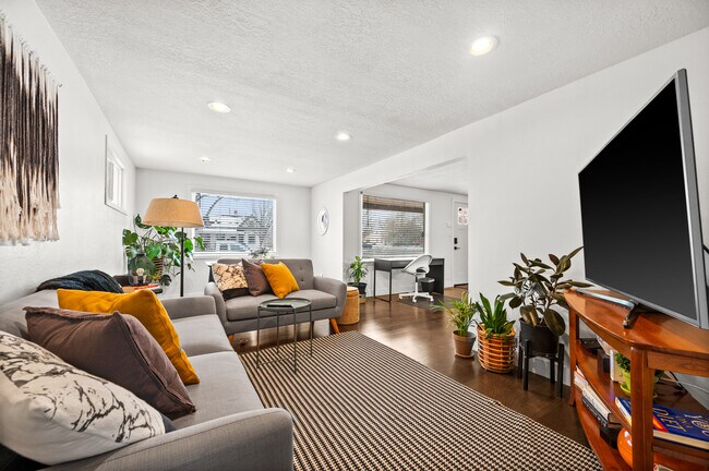 Building Photo - 376 N 8th W