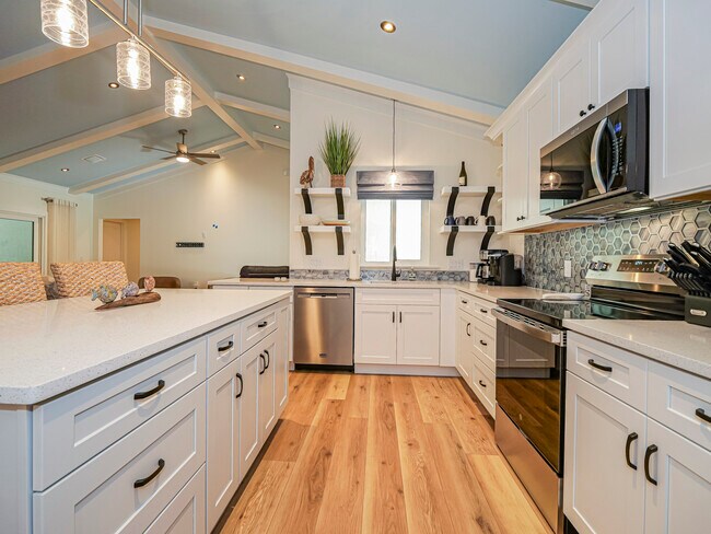 Building Photo - 9340 Frangipani Dr