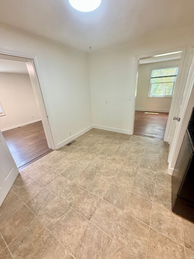 Building Photo - 902 Gibson Dr