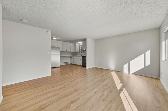 Building Photo - Newly Renovated 2 Bedroom in Wedgewood!