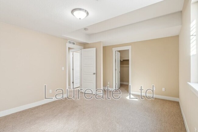 Building Photo - 5438 Valentia St