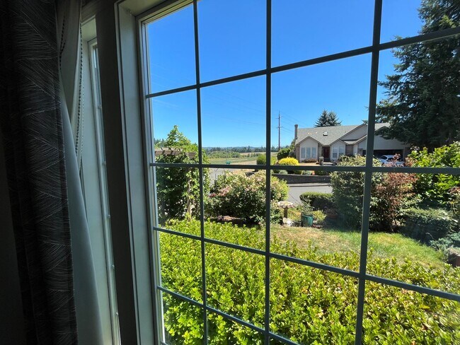 Building Photo - Beautiful 4Bd + 3Ba in Portland!! Offers Beautiful Outdoor Views and Great Gardening Backyards!!
