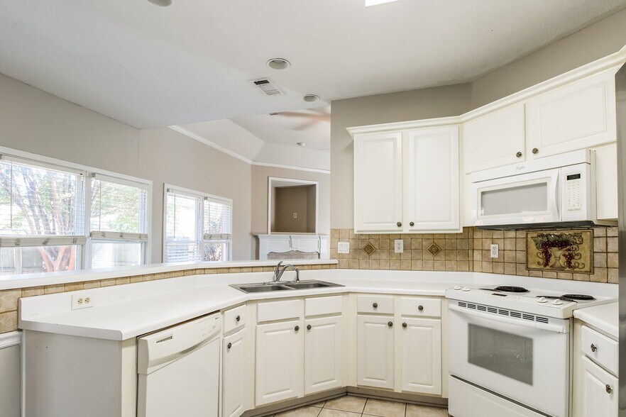 Building Photo - 8994 Raspberry Ln