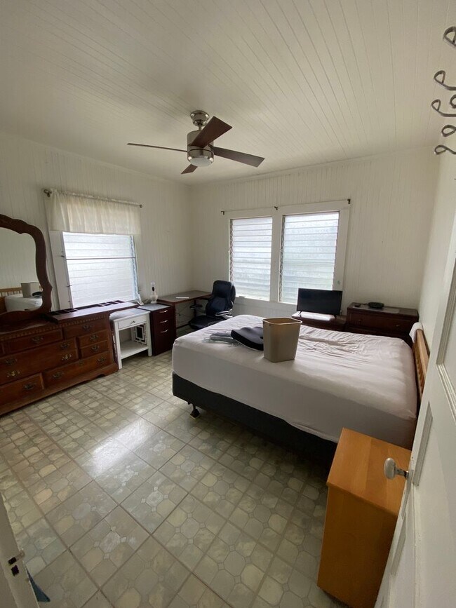 Building Photo - Spacious 4 bedroom 2 bath house.