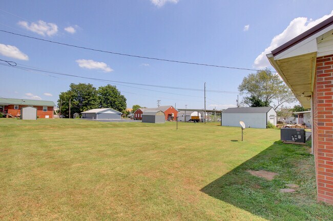 Building Photo - 104 W McReynolds Dr
