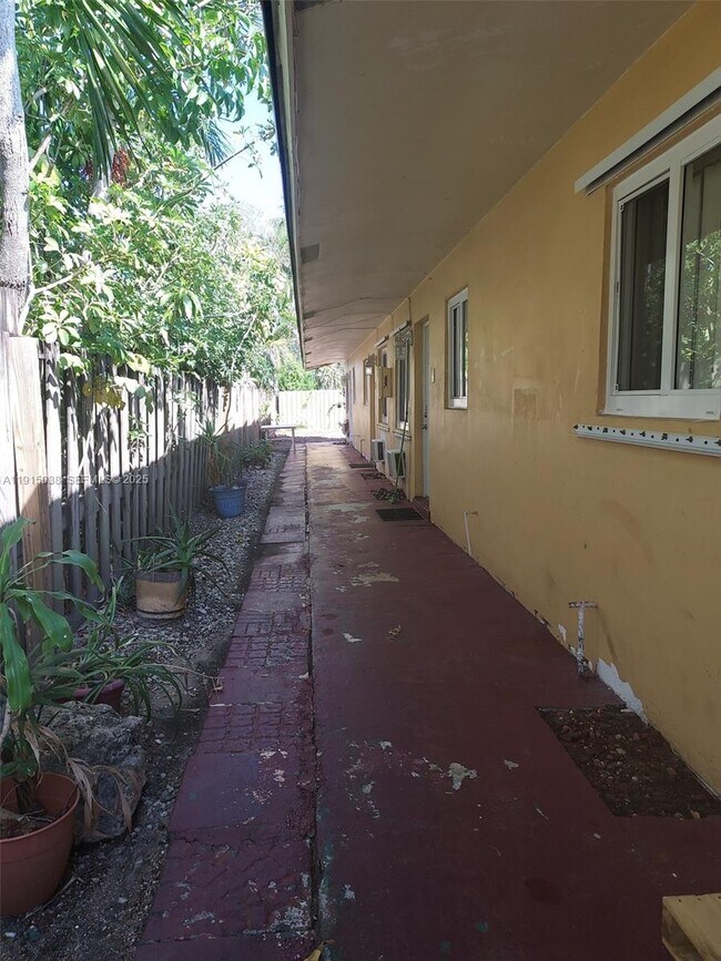 Building Photo - 808 SW 14th Terrace