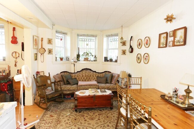 Primary Photo - 2647 N Sacramento Ave