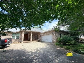 Building Photo - Beautiful Waterfront Property in Prime Location!