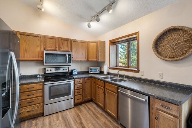 Building Photo - 3704 Meadowbrook Dr