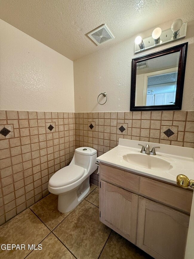 Building Photo - 7404 Luz De Lumbre Ave