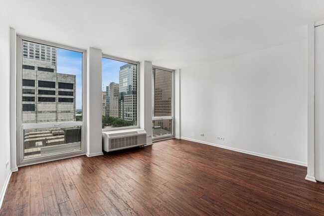 Building Photo - 111 E Chestnut St