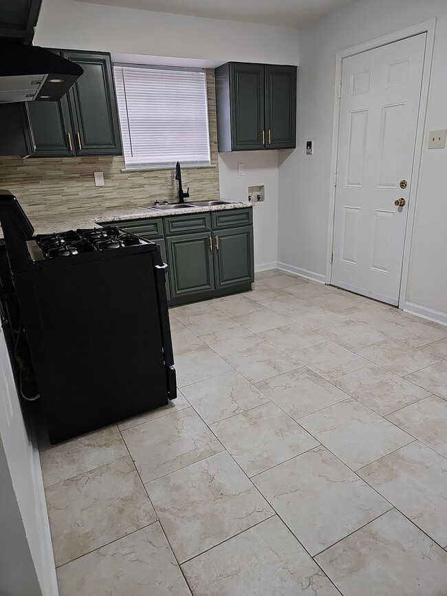 Building Photo - 4 bedroom 1 bath home for lease