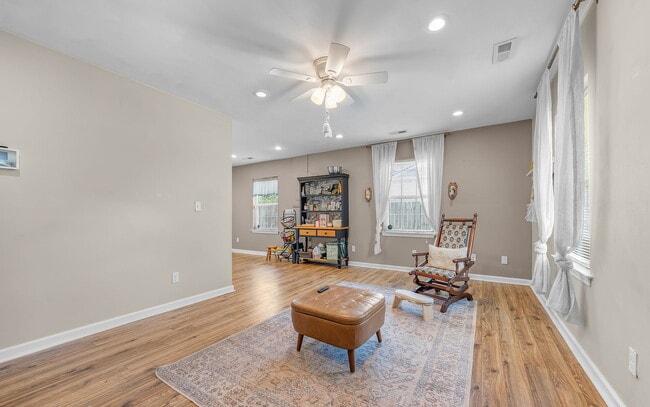 Building Photo - 2408 Sunset Dr